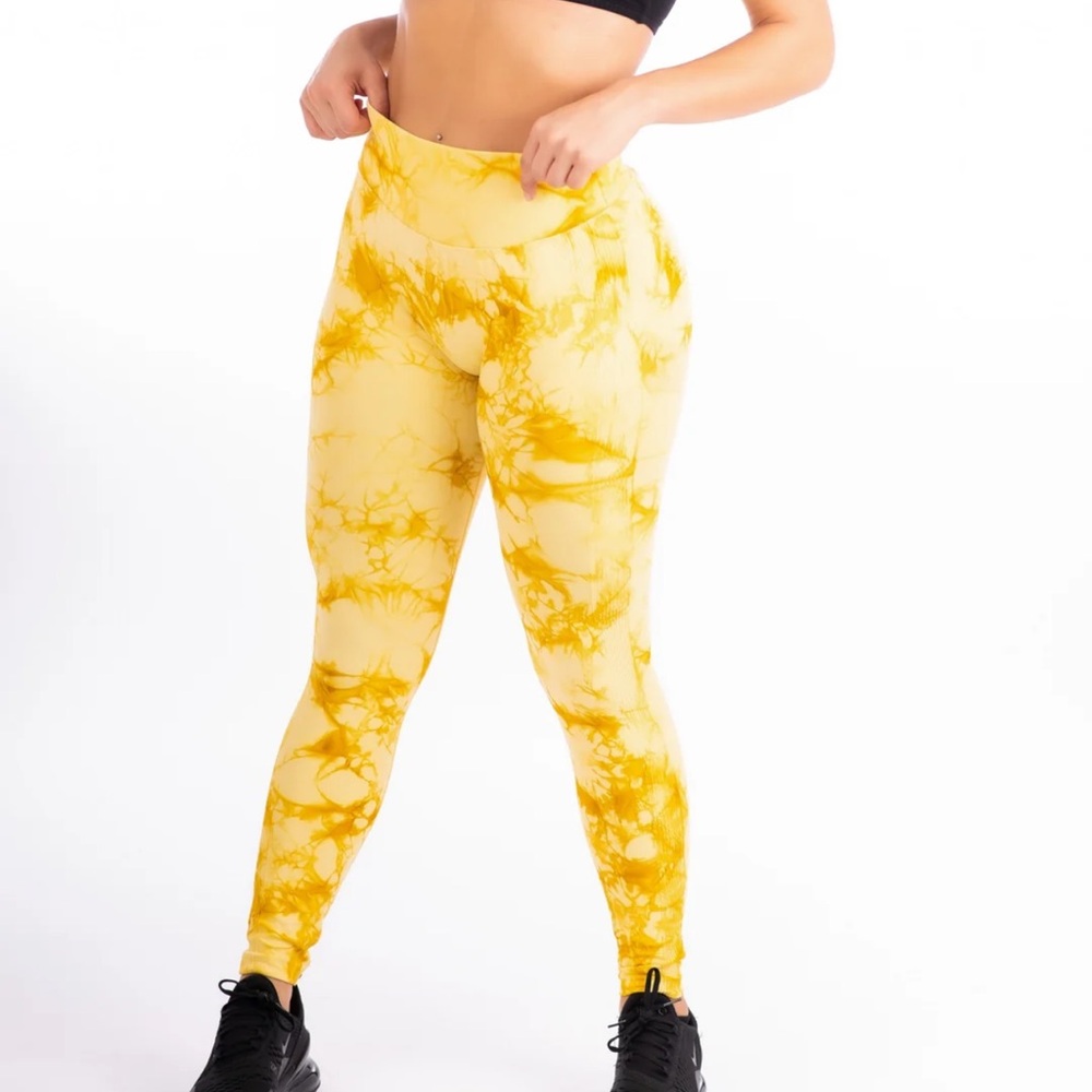 Allure the brand yellow tie dye butt scrunch leggings size small